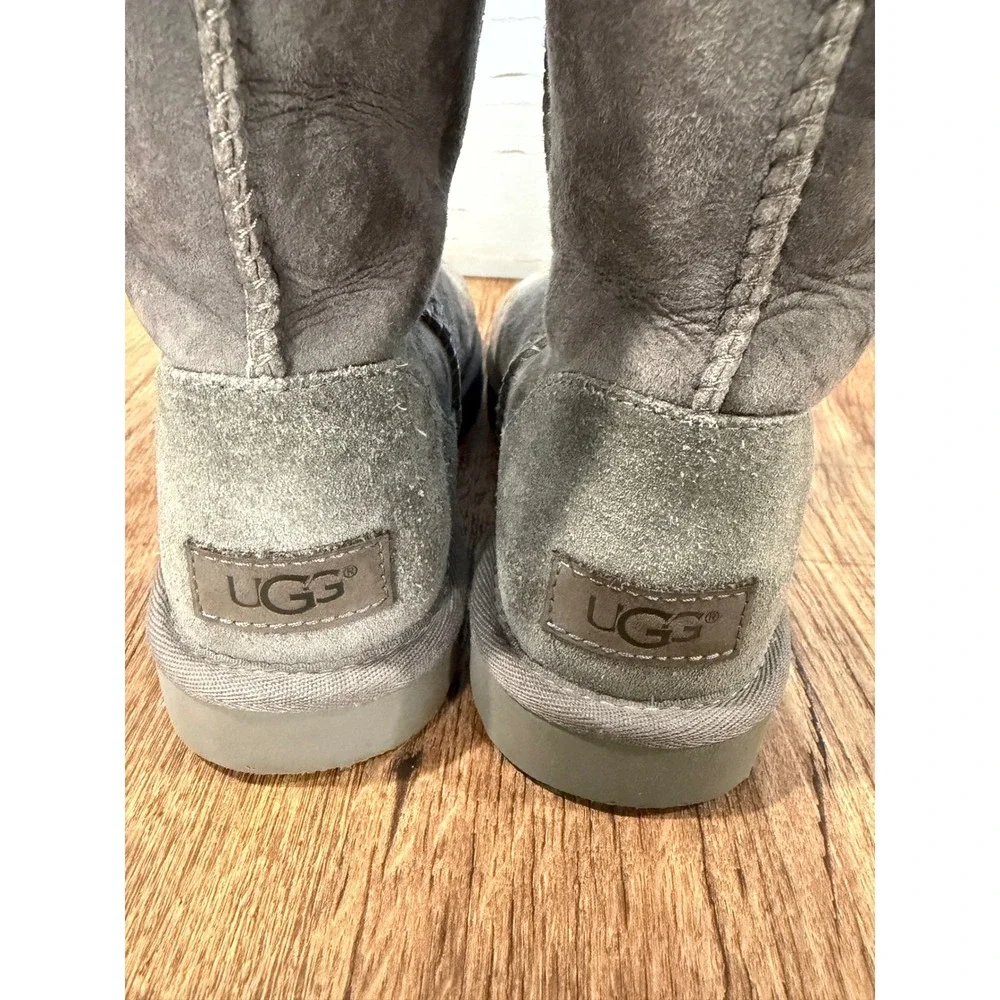 UGG Australia Classic Short Gray Suede Sheepskin Winter‎ Boots Women's sz 6
